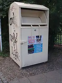 Altkleider-Container ohne Firmenkennzeichnung (weiß)