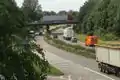 ... obwohl sie als kreuzungsfreier highway=trunk auf den Tunnel zuläuft. Erst nach der Brücke (volles Kleeblatt mit der B 3) nach dem zweiten „Ohr“ wird sie wieder Kraftfahrstraße (Schild nicht sichtbar)