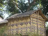 Techo cubierto de bambú