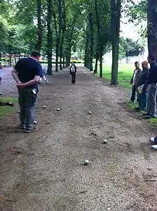 Français: Tu tires ou tu pointes