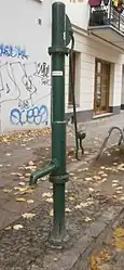 Glatte, weitgehend unverzierte Brunnensäule...