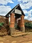 Portail de l'école primaire publique d'Ambohimifangitra, commune d'Ambanitsena, district de Manjakandriana.  1041679635 1041679635