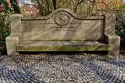 amenity=bench + direction=* + seats=* + backrest=yes + material=stone Sitzbank mit durchgehender Sitzfläche