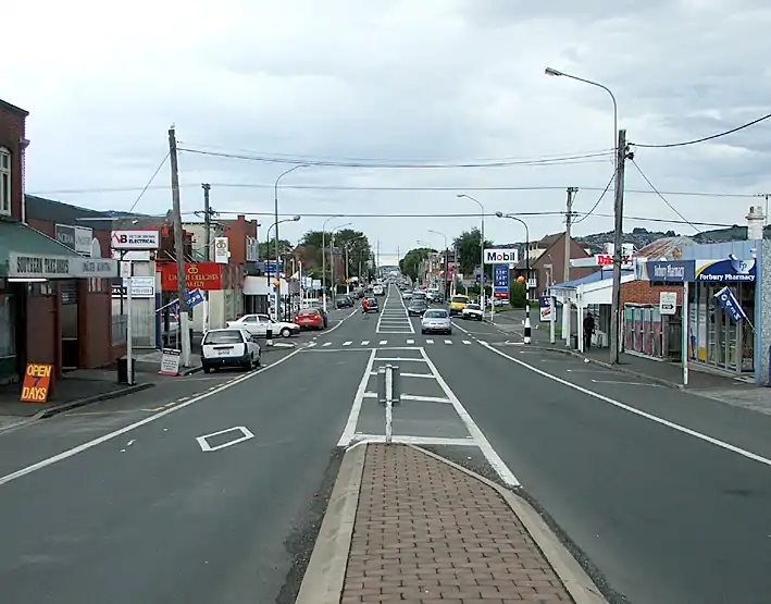 New Zealand:lanes=3lanes:forward=1lanes:backward=1lanes:both_ways=1turn:lanes:both_ways=right