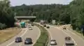 Kein Autobahndreieck, sondern ein Kreisstraßendreieck! Die Südtangente (von unten nach links) wird zur K 9657, die K 9652 biegt rechts ab (wird danach zur zweispurigen Straße, aber ist als wichtige Verbindung zur nahen B 10 highway=primary).
