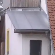 střecha pokrytá kovem