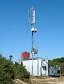 antena BTS z zapleczem wewnątrz klimatyzowanego kontenera.