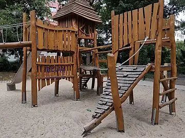 A climbing_slope (handrail=yes, material=wood) leading up to a platform/strcuture with a ropebridge and other connected devices.