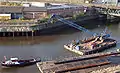 barge équipée d'une grue
