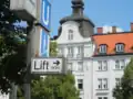 - Guidepost showing distance to Prinzregentenplatz elevator PZ01