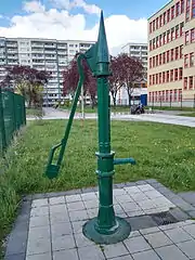 Auffällig ist auch das geschlossen geformte Ende des Handschwengels.