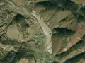 4/4 Mining area (landuse=quarry) spread out in length, characterised by a break with the vegetation nearby. It is recognisable by its grey colour and uniform texture (Maxar satellite imagery).