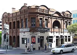 Un edificio de uso mixto