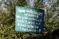 Gleiches mit gleichem vergelten? / "No dog pooping. Violators will have chicken poop thrown at."