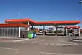 Навес, не имеющий стен, ограничивающих проезд.covered=yes
