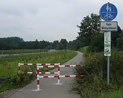 Pedestres e ciclistas compartilham a mesma faixa. O caminho não é segregado.