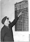 Bundesarchiv Bild 183-24191-0001, Donnin, Bauer vor Leistungstafel.jpg